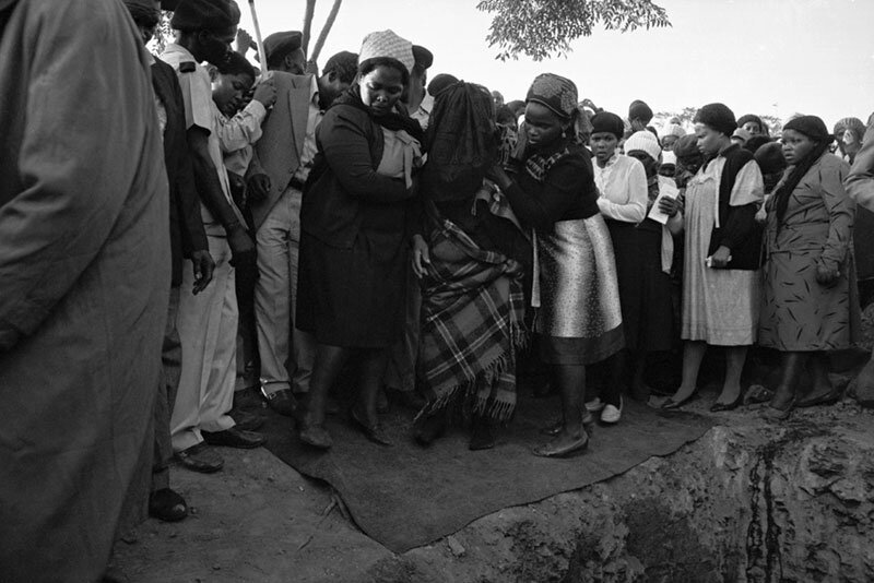 Widow of the Induna at graveside. Amouti